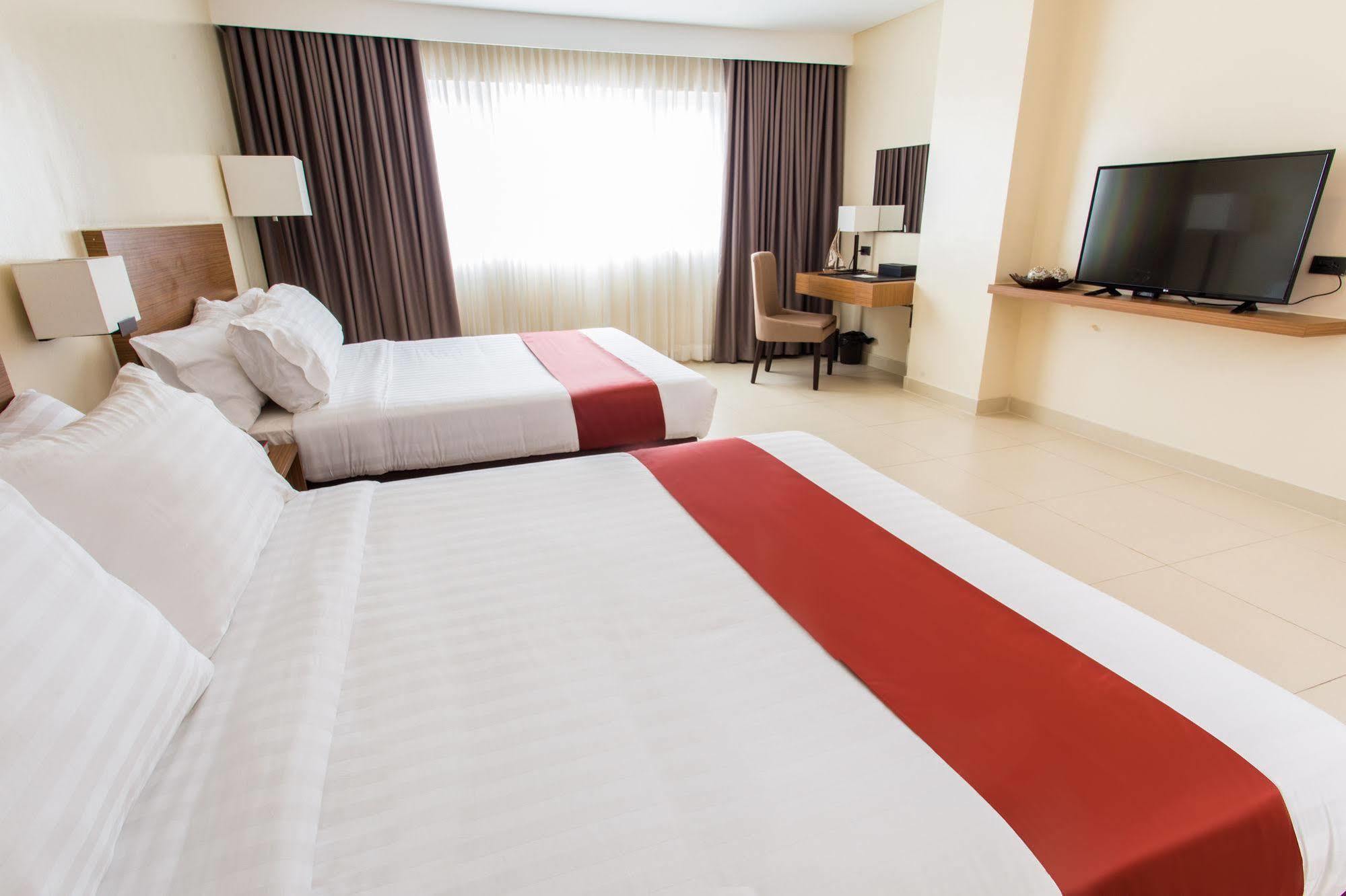 Royce Hotel&Casino Clark Field Eksteriør billede