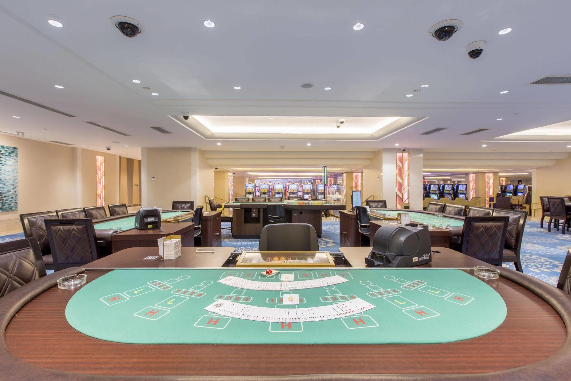 Royce Hotel&Casino Clark Field Eksteriør billede