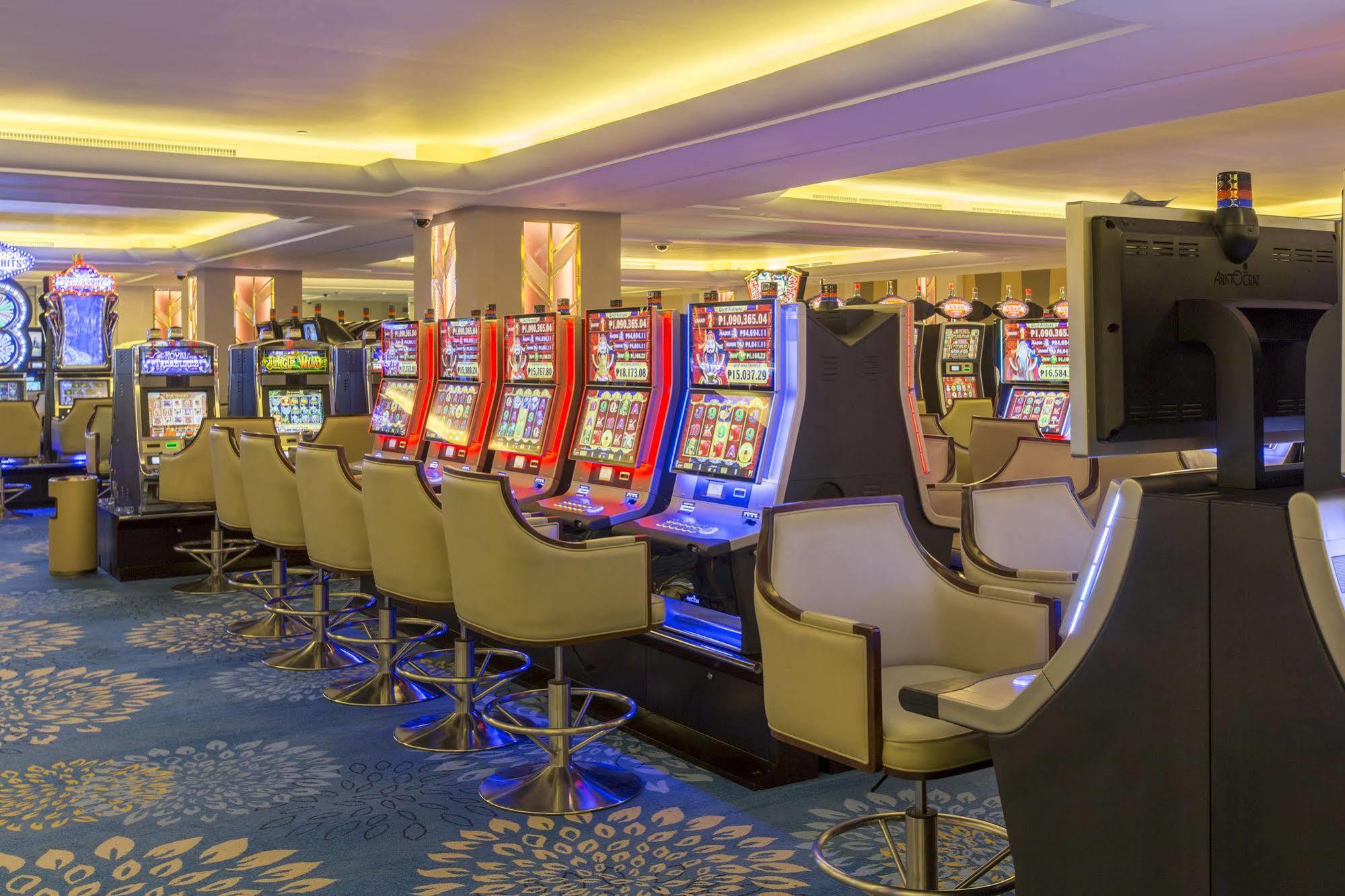Royce Hotel&Casino Clark Field Eksteriør billede